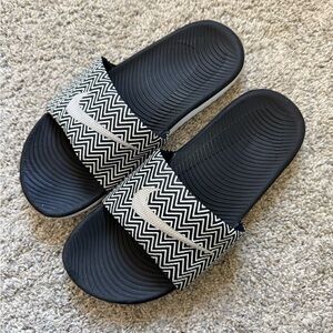 Nike • Chevron Slides